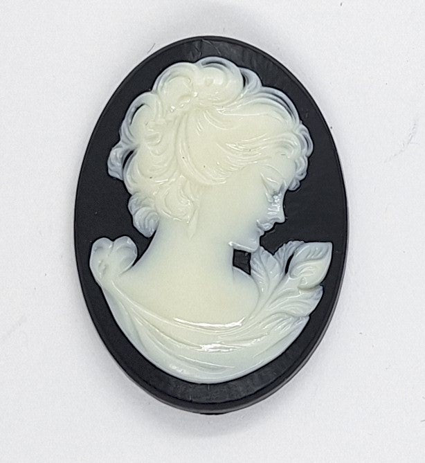 30x22mm Vintage Black and White Woman with Short Hair Resin Cameo J207